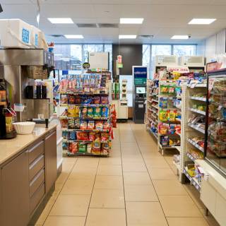 Fre a les llicències de supermercats 24 hores, basars i botigues de mòbils i electrònica, entre d'altres, durant un any