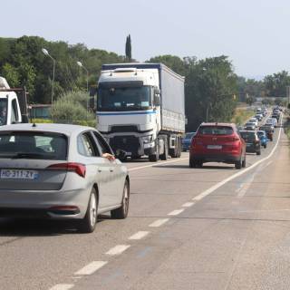 Anuncien una ordenació per descongestionar la C-65, al semàfor de Llambilles